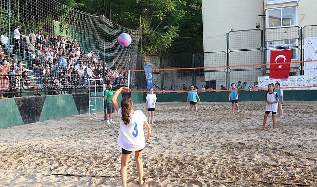 Gölcük Belediyesi yaz spor etkinlikleri kapsamında düzenlenen Play Voleybolu Turnuvası, 19 Temmuz Cuma akşamı başlıyor