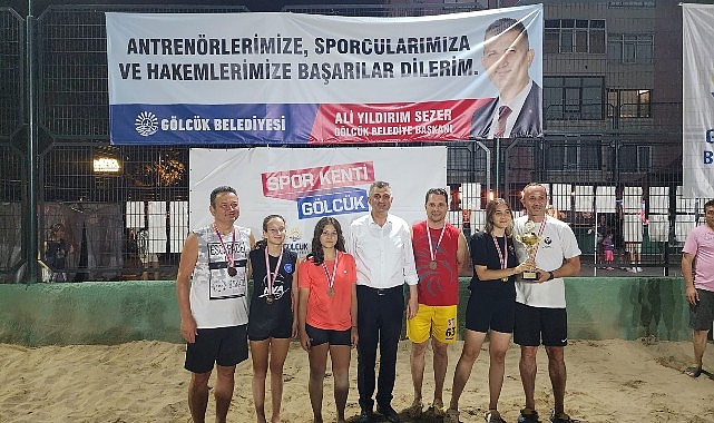 Gölcük Belediyesi’nin yaz spor etkinlikleri kapsamında düzenlediği Plaj Voleybolu Turnuvası, çekişmeli mücadelelere sahne olan final müsabakalarının ardından son erdi