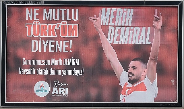 Nevşehir Belediye Başkanı Rasim Arı, bozkurt işareti yaptığı gerekçesiyle 2 maç men cezası alan Merih Demiral’a şehrin dört bir tarafına astırdığı billboardlarla destek verdi