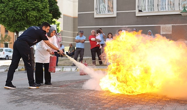 Nevşehir Belediyesi İtfaiyesi, Mehmet Akif Ersoy Mahallesi TOKİ Konutları’ndaki mahalle sakinlerine ve blok görevlilerine yangınla mücadele eğitimi verdi