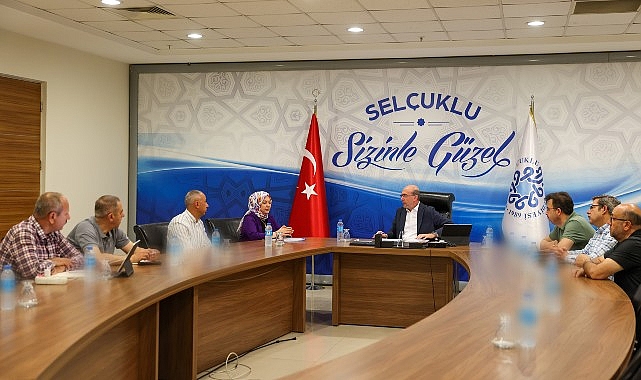 Selçuklu Belediye Başkanı Ahmet Pekyatırmacı, mahalle muhtarlarıyla bir araya gelerek Selçuklu’nun hizmet kalitesinin artırılması adına istişarelerde bulunuyor.