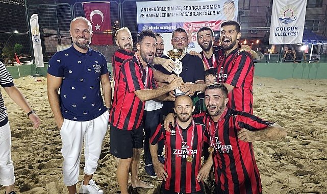 Gölcük Belediyesi tarafından düzenlenen geleneksel Kum Futbol Turnuvası, heyecan dolu final müsabakalarının ardından şampiyon Azat İnşaat oldu