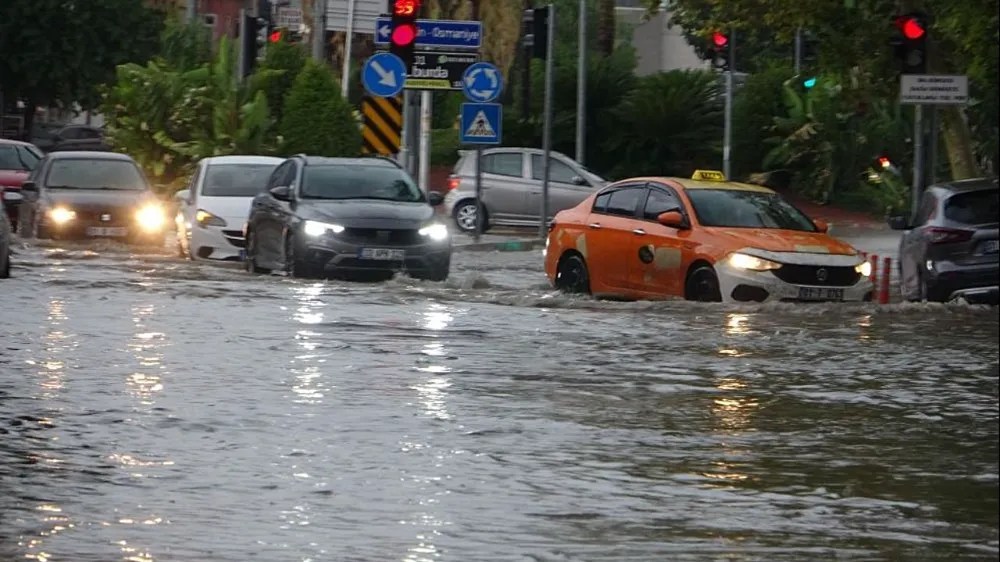 Adana’yı ‘süper hücre’ vurdu! Caddeler göle döndü