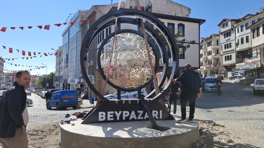 Beypazarı Hanlarönü meydanına İncili Tılsım heykeli kondu