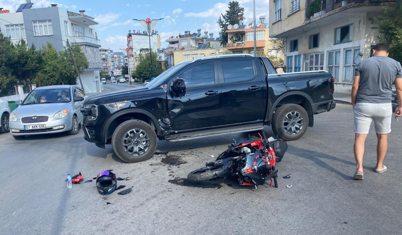 Antalya’da motosiklet ile kamyonet çarpıştı: 1 yaralı