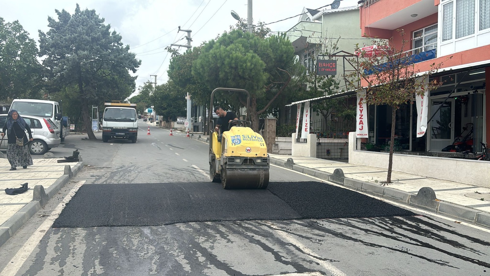 Silivri Belediyesi Fen İşleri Müdürlüğü tarafından yürütülen yol ve altyapı çalışmaları devam ediyor