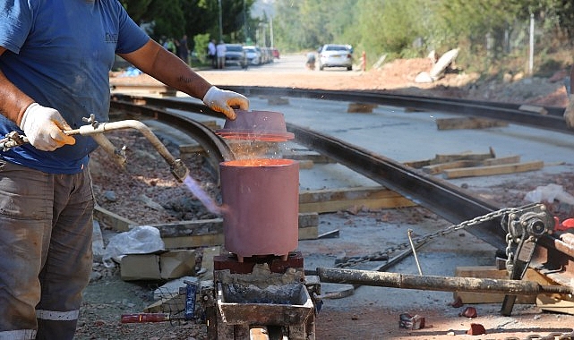 Alikahya Tramvay Hattı’nda raylar döşeniyor