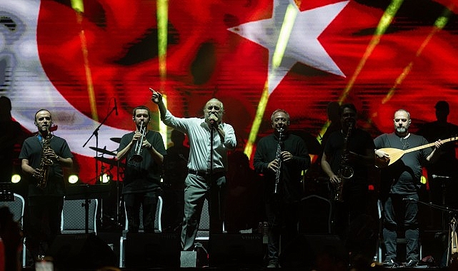 İzmir Enternasyonal Fuarı’nda müzik ve dans dolu gece