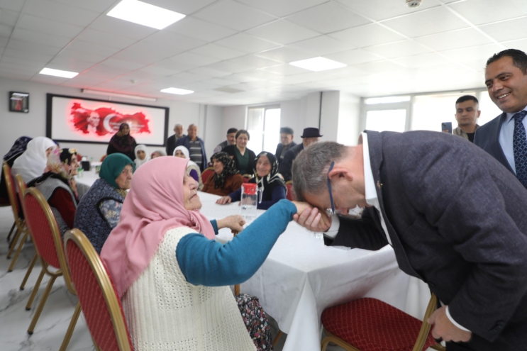 Kars Valisi Ziya Polat ulu çınarları unutmadı