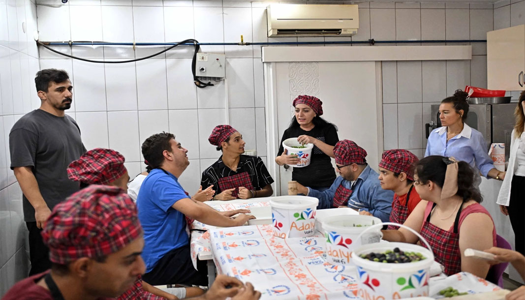 Antalya’da özel çocuklardan bahçeden sofraya zeytin üretimi