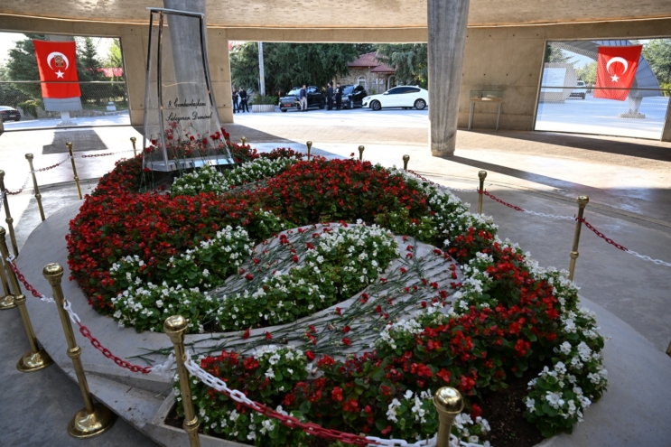 Isparta Valisi Abdullah Erin’den Süleyman Demirel’in anıtına ziyaret