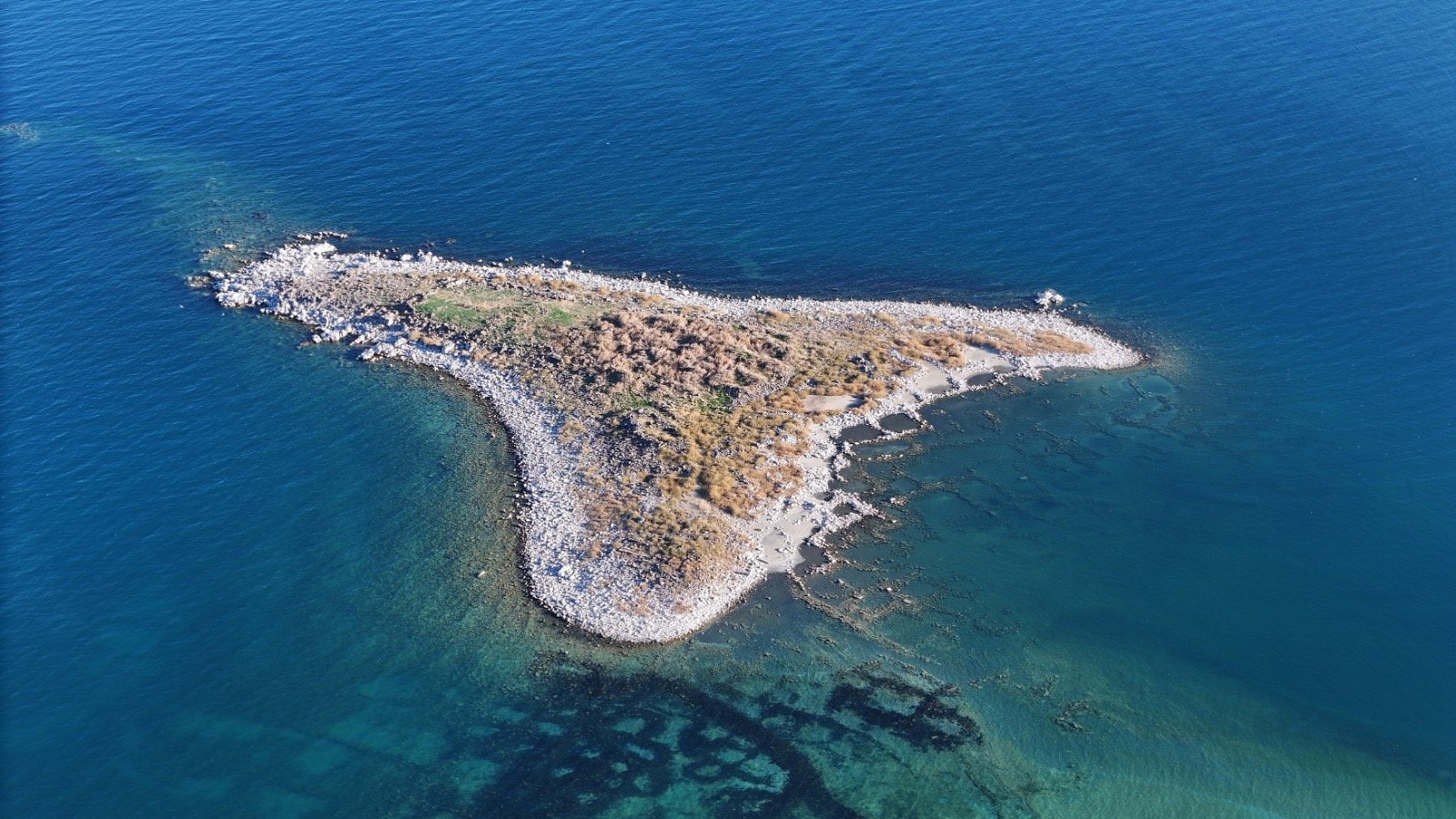 Van Gölünde sular çekildikçe gizem ortaya çıkıyor