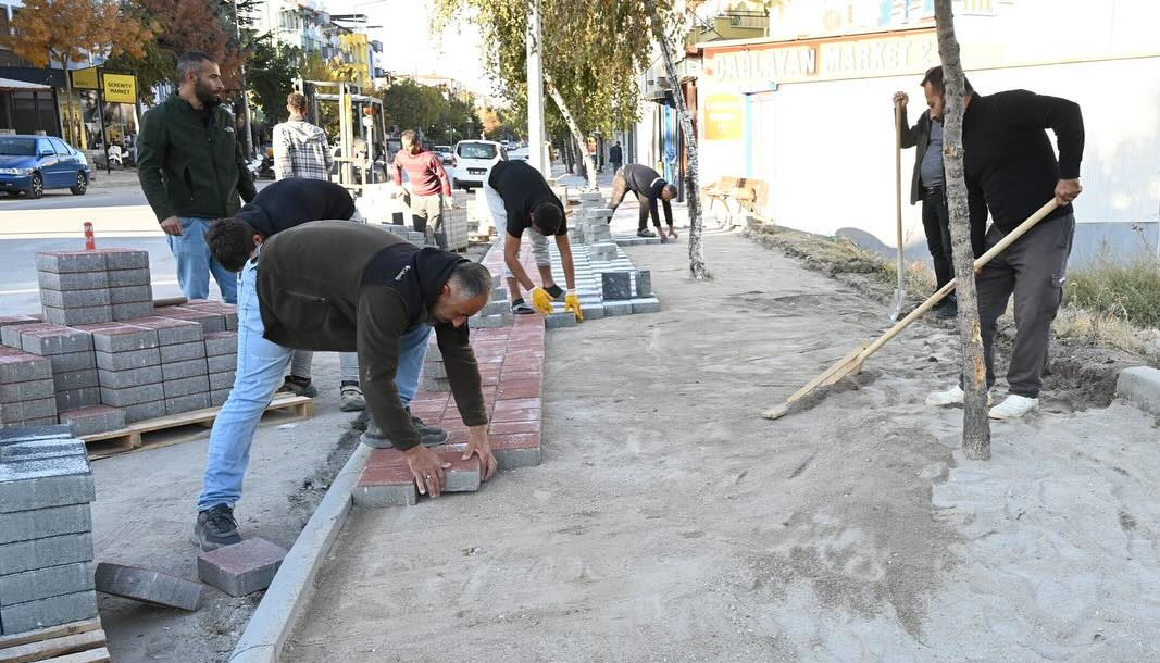 Isparta’da sokak ve caddelerde kaldırımlar yenileniyor