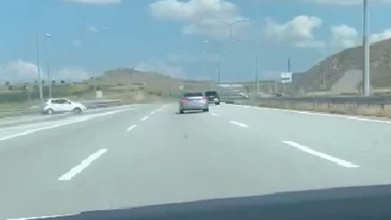 Susurluk Otoyolunda Yüksek Hızlı Kazada Araç Bariyerlere Çarptı