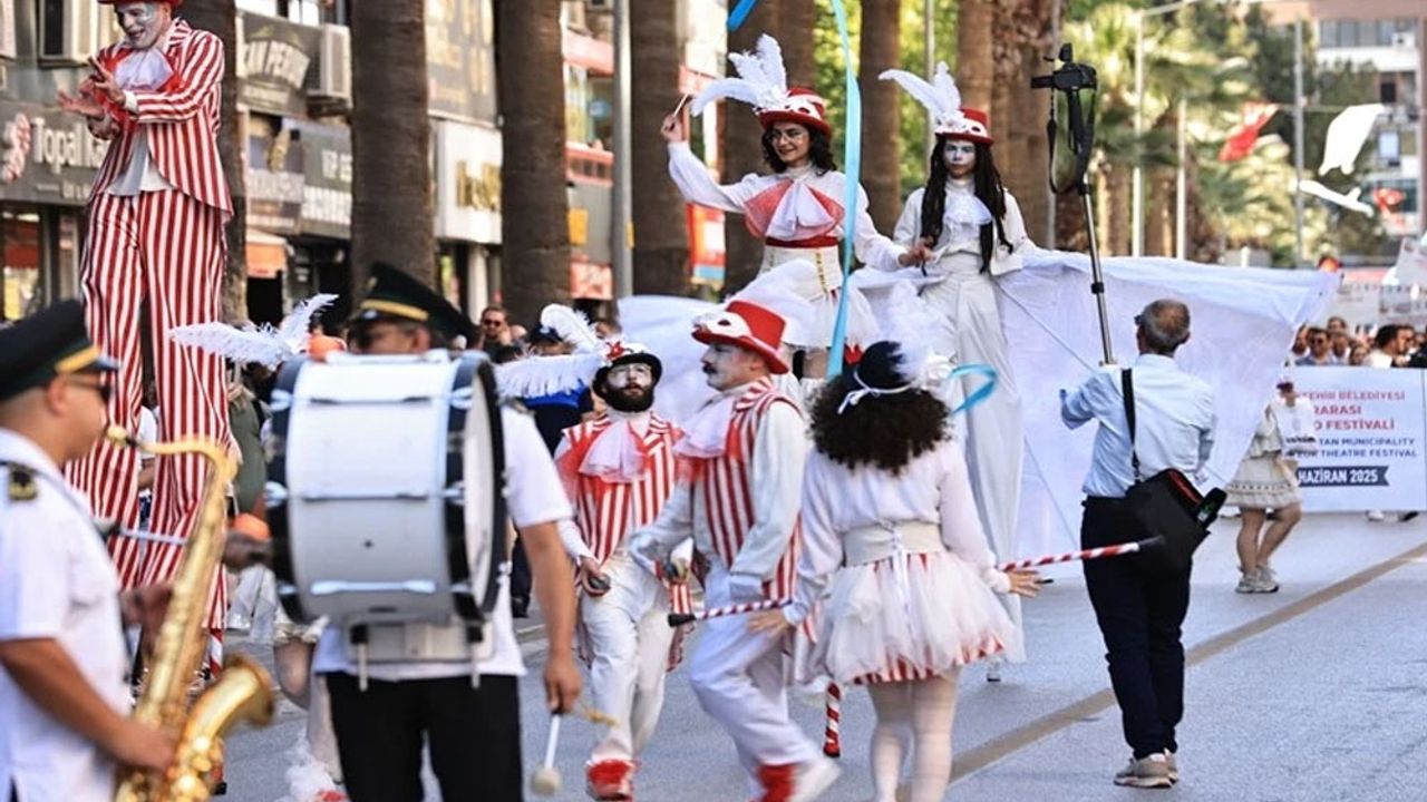 Denizli’de 37. Uluslararası Tiyatro Festivali Açıldı