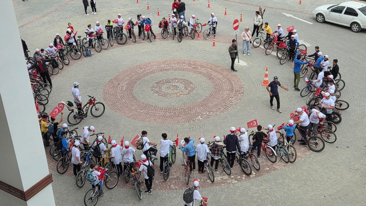 Beypazarı Gençlik Haftası Bisikletle Sona Erdi, Bayrak Sunuldu