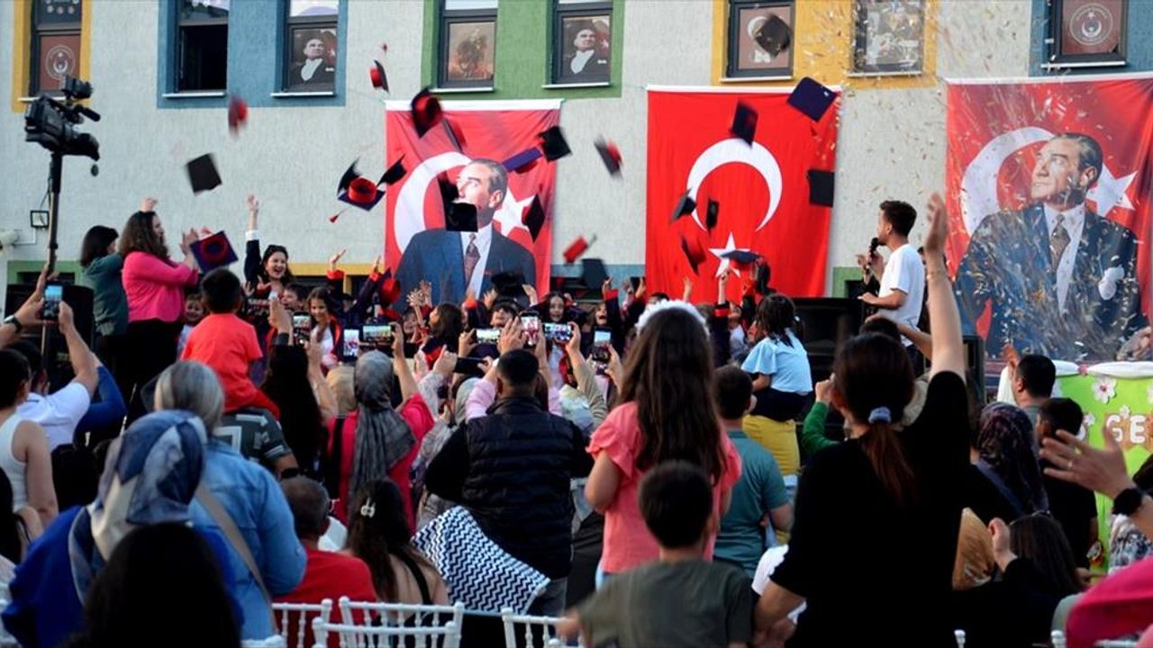 Gelibolu 26 Kasım İlkokulu’nda Kep Atma Sevinci