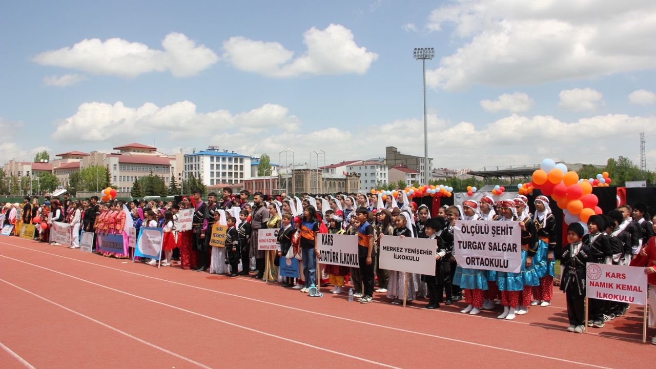 Kars’ta 924 Öğrenci Halk Oyunları Şenliği’nde Sahne Aldı