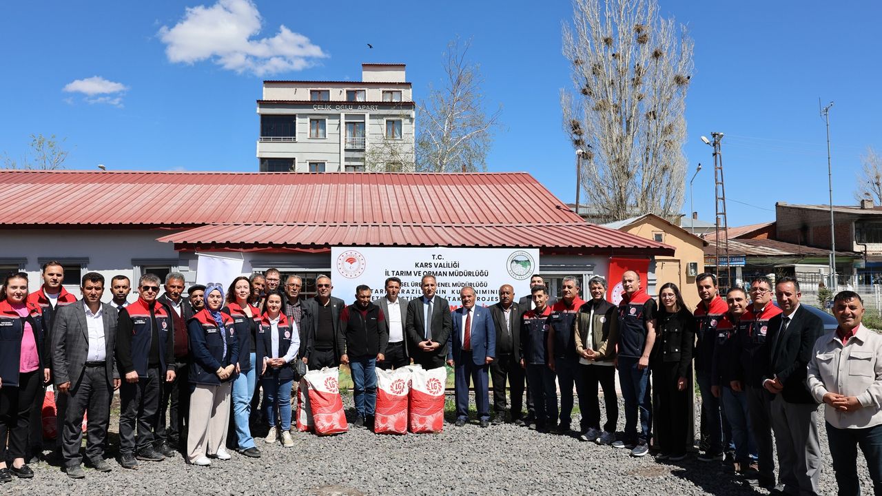 Kars’ta Çiftçiye Yağlık Ayçiçeği Tohumu Dağıtıldı
