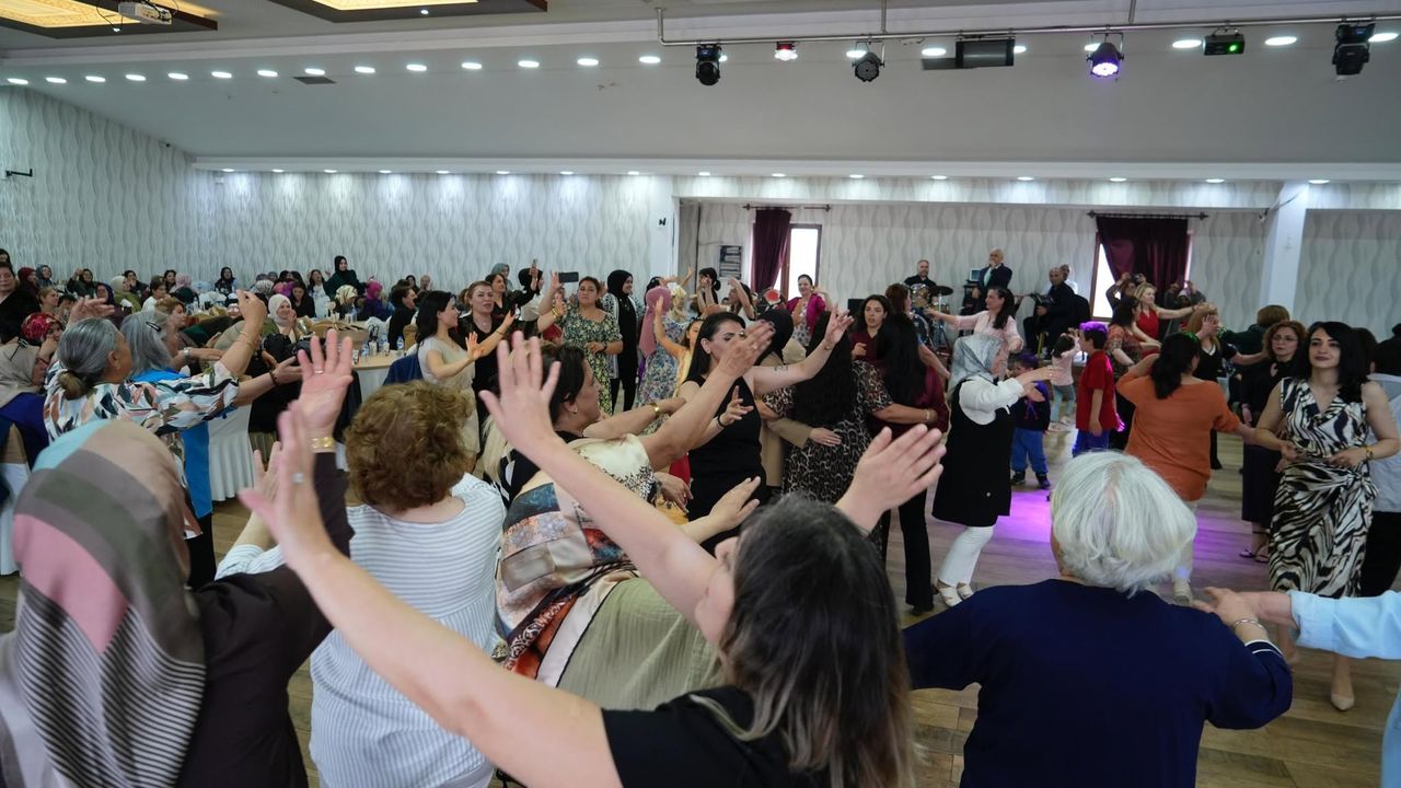 Kars Anneler Günü Eğlencesi Müzikle Renklendi