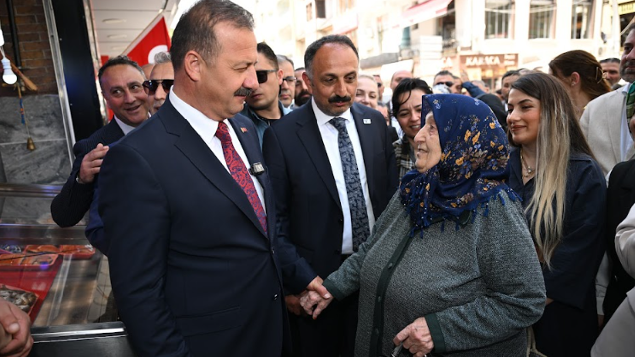 Yavuz Ağıralioğlu Gümüşhane’de esnaf ve vatandaşın derdini dinledi.