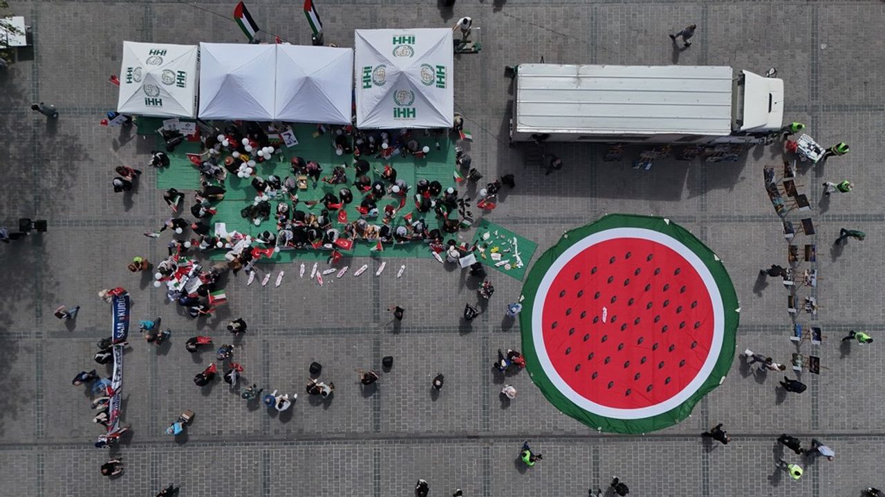 Eminönü’nde Gazze İçin İHH Kadınları Eylemde