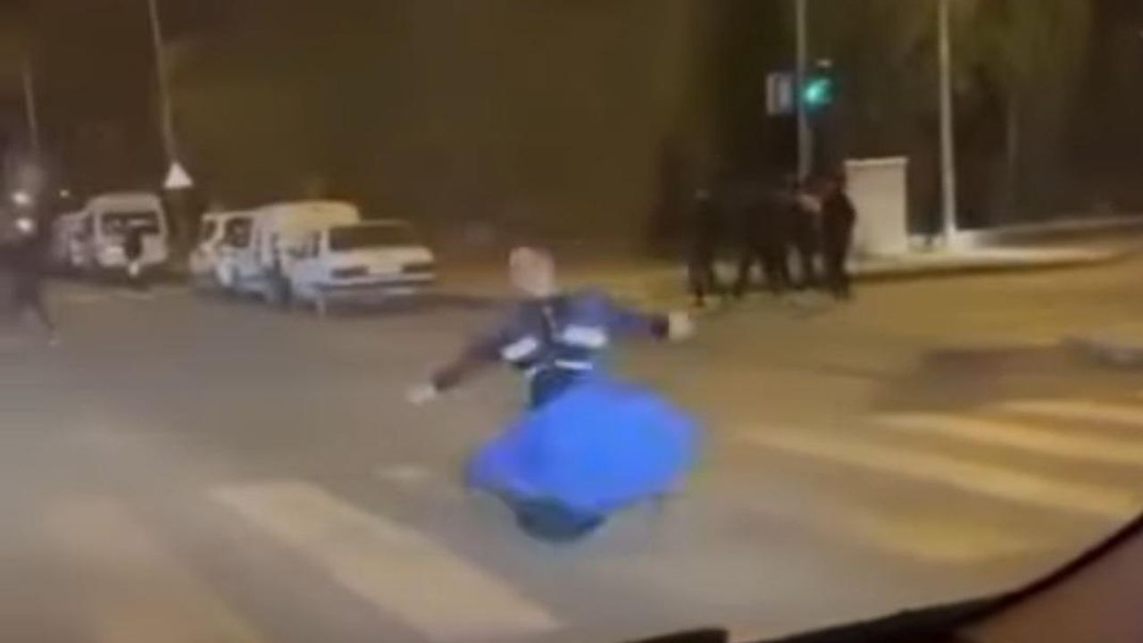 Trafikte Kırmızı Işıkta Spontane Dans Performansı