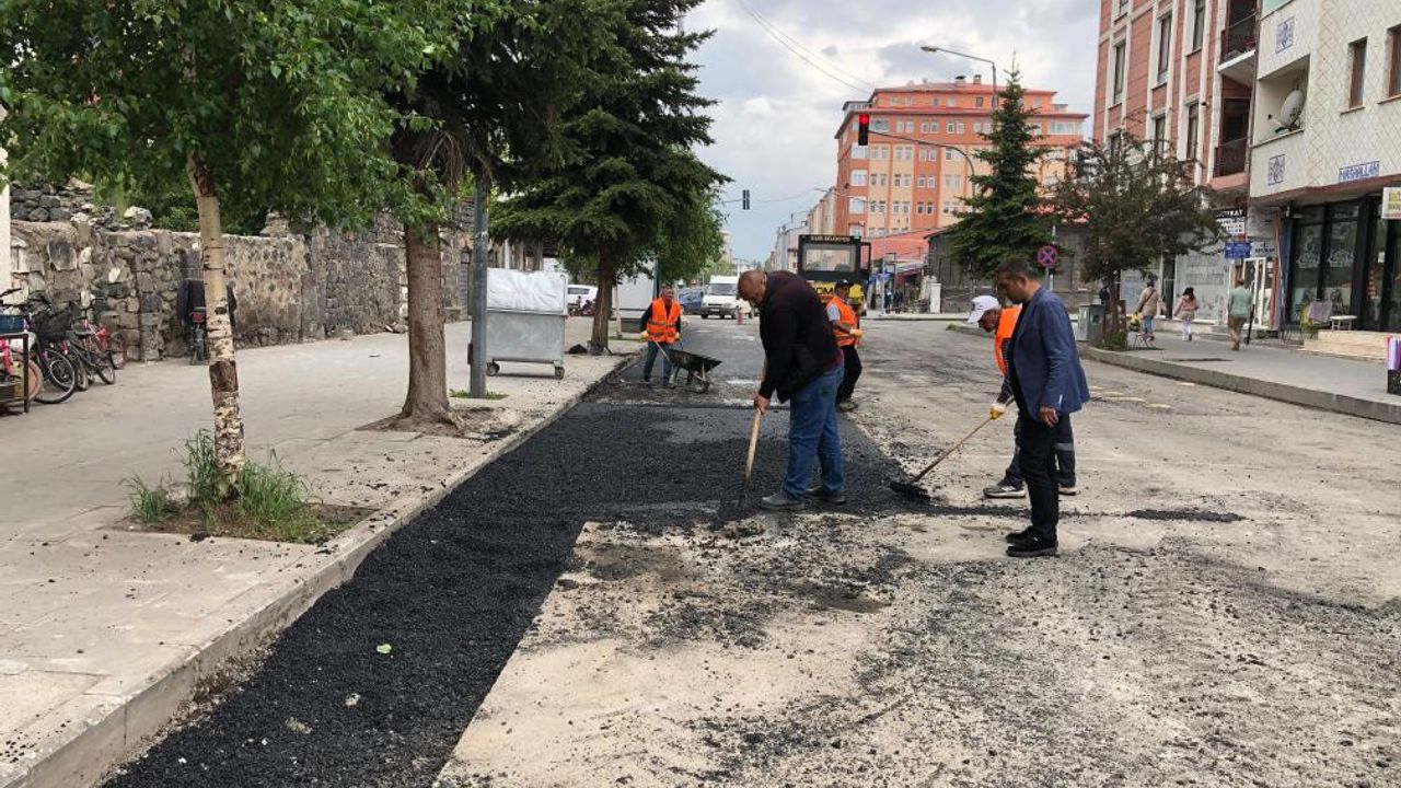 Kars’ta Yol ve Asfalt Çalışmaları Yoğunlaştı