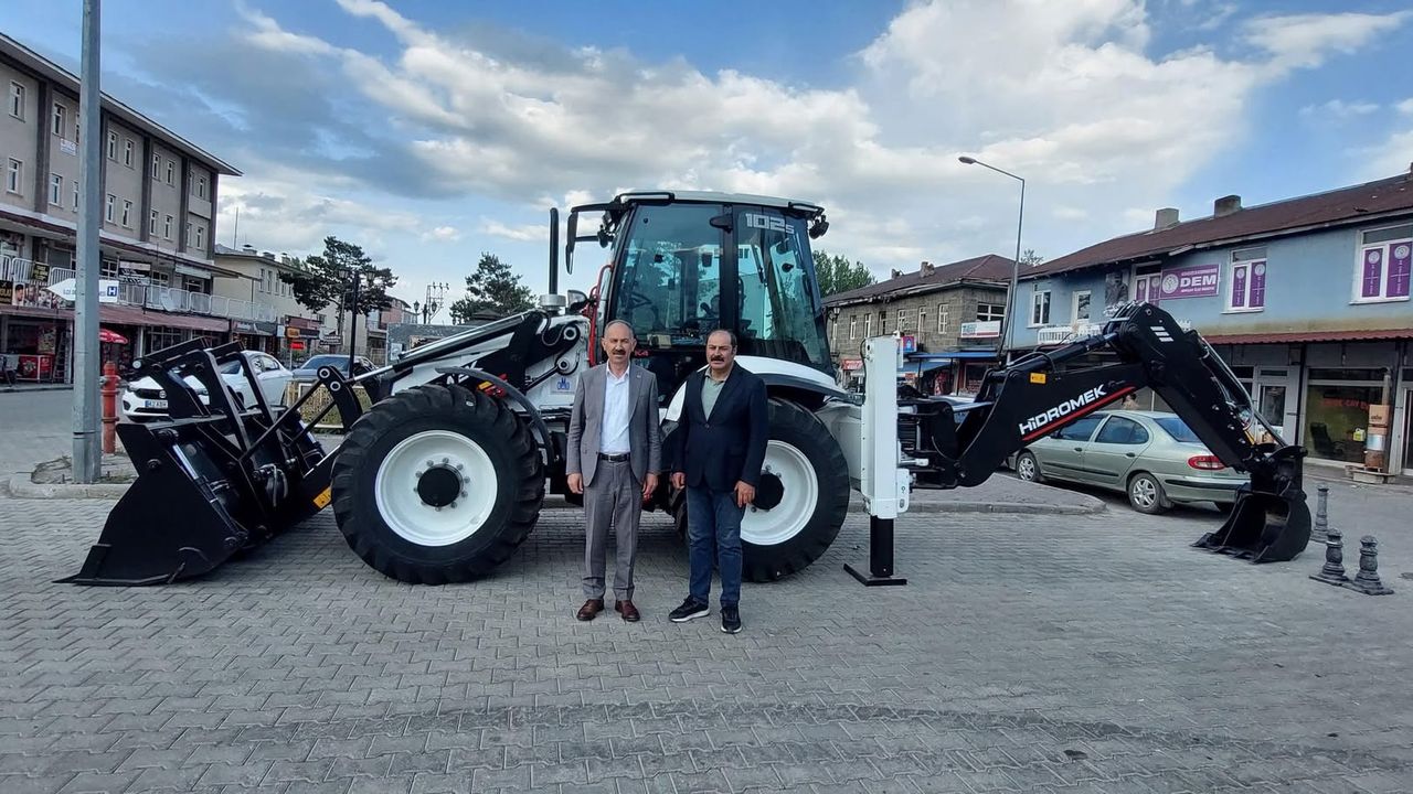 Kars Belediyesi’ne Hibe Edilen İş Makinesi Hizmete Girdi