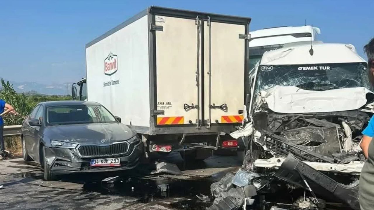 Antalya Serik’te Zincirleme Kaza: 4 Yaralı, Trafik Durdu