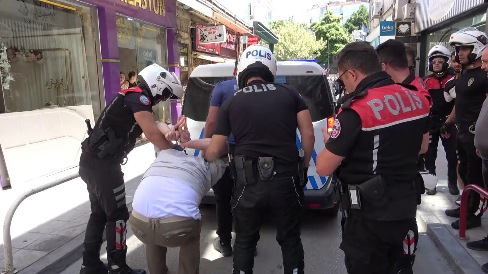 GÖREVİNİ YAPAN GAZETECİYE TERS KELEPCE VURARAK GÖZ ALTINA ALDILAR