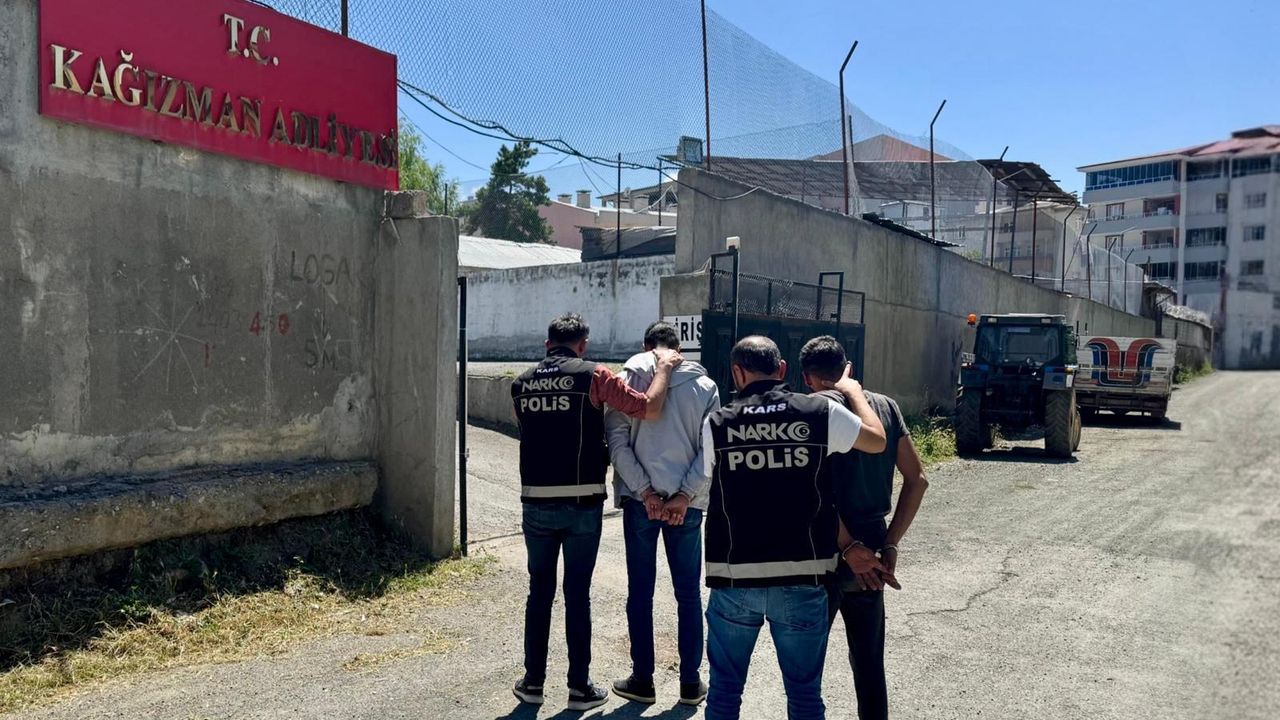 Kars’ta Uyuşturucu Operasyonu: 2 Tutuklama ve Nakit Para Ele Geçirildi