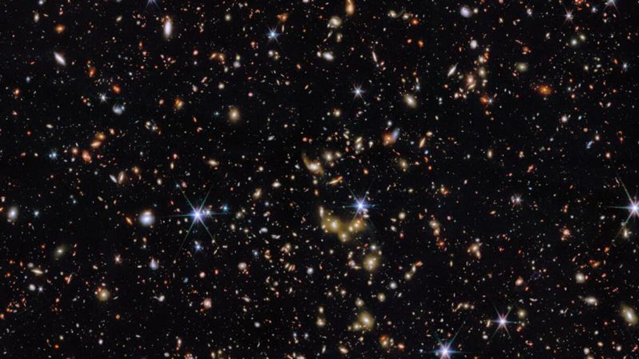 7 Milyar Yıldır Değişmeyen Fosil Galaksi Keşfedildi