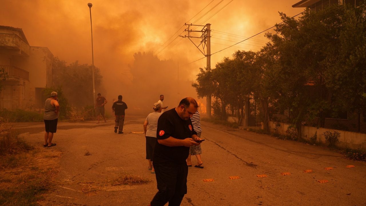 Ödemiş’te Orman Yangını: 5 Mahalle Boşaltıldı, Müdahale Sürüyor