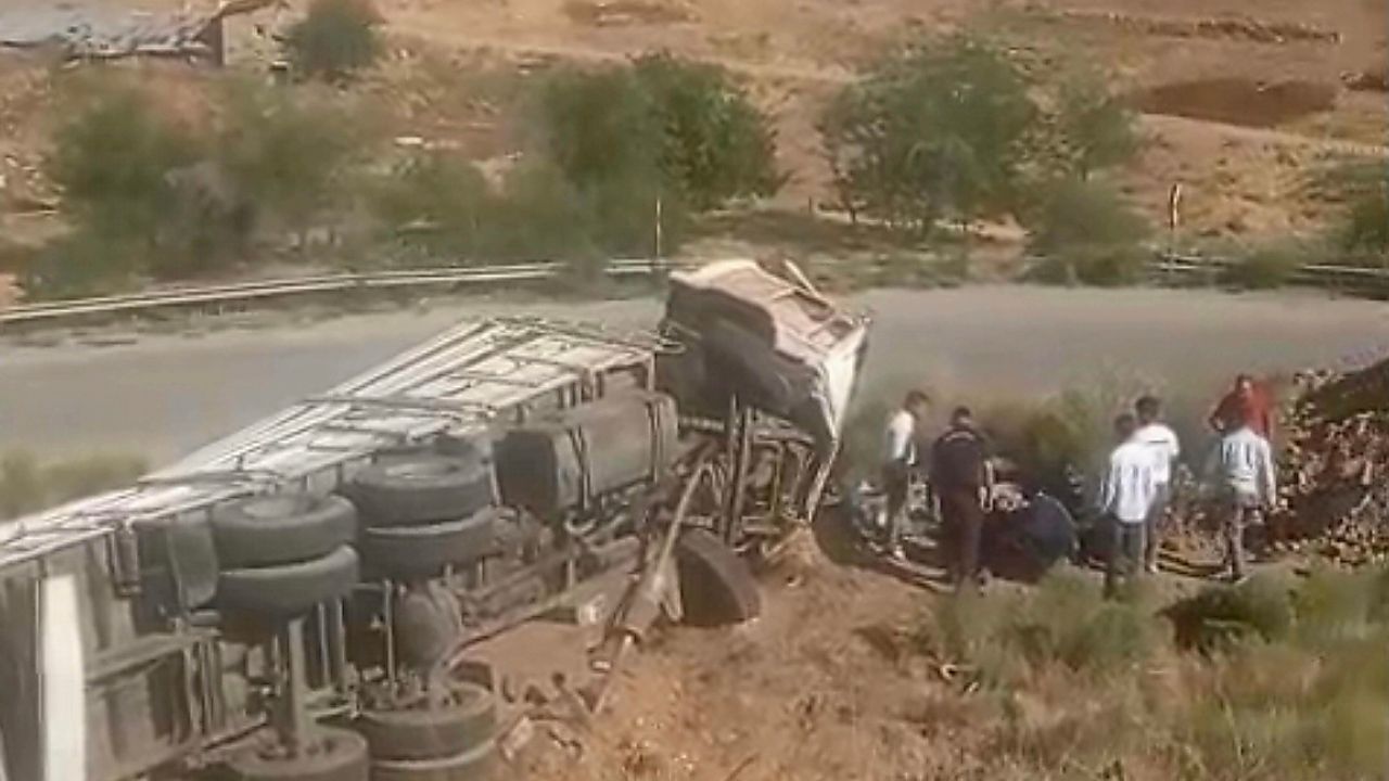 Beypazarı’nda Freni Boşalan Marul Yüklü Tır Devrildi: 3 Yaralı