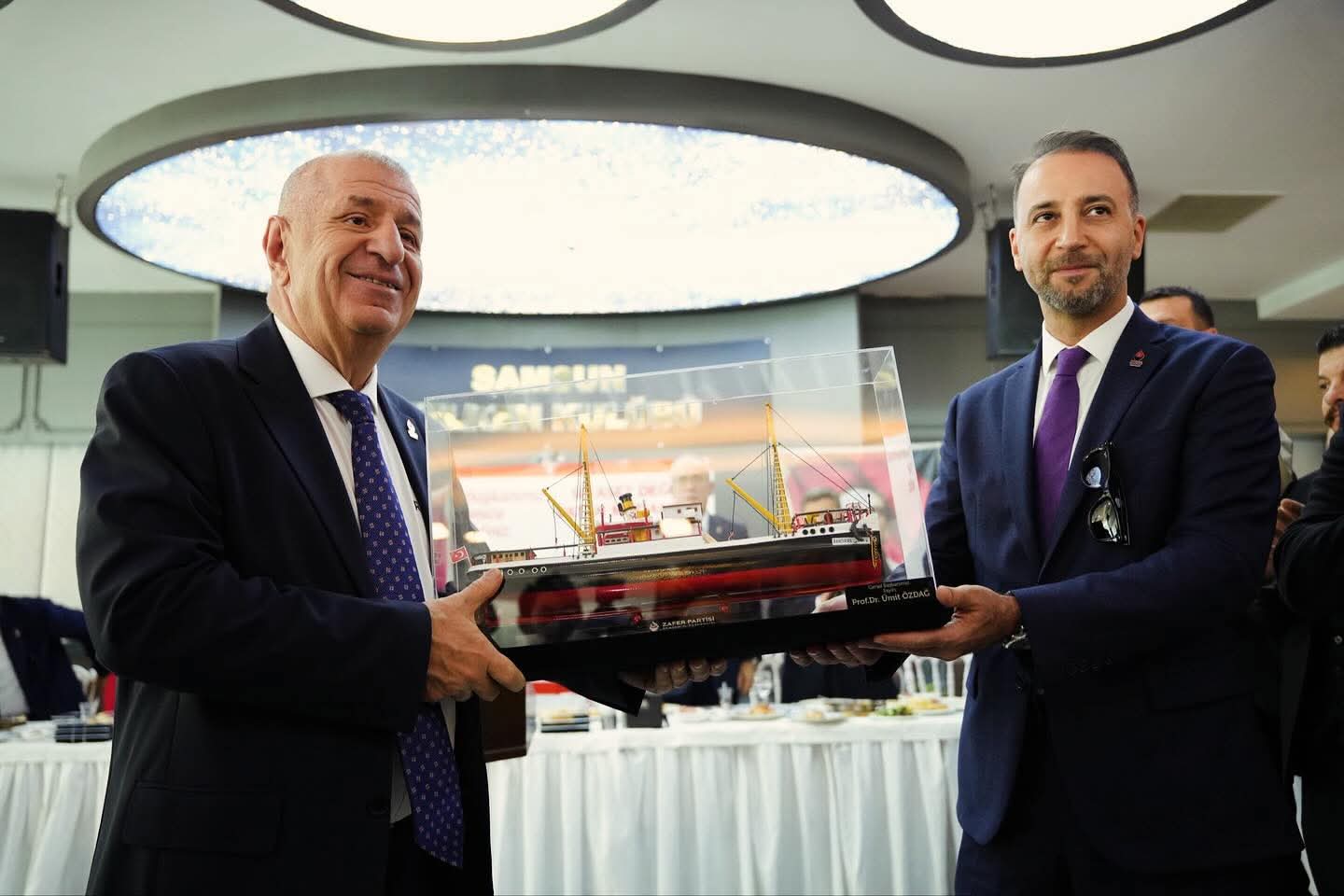 Zafer Partisi Genel Başkani Prof.Dr.Ümit ÖZDAĞ BŞB Yasasıni kaldiracaz Ķöyleri yeniden insaa edicez Huzur Hakki diye ikici üçüncu gelirleri kaldiracaz DPT kurucaz dedi