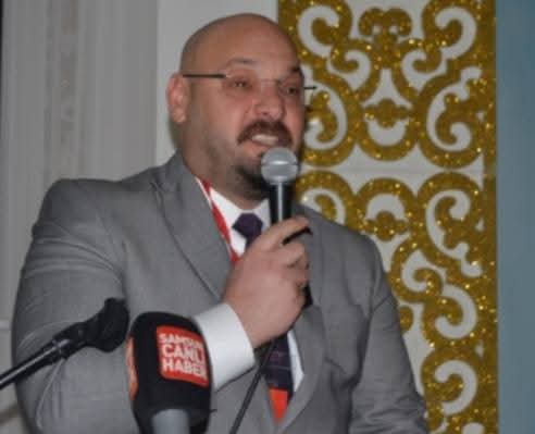 ATAKUM BELEDİYE BAŞKANI SERHAT TÜRKEL ‘DEN SİTEM DOLU SÖZLERLE BASINDA ASILSIZ ÇIKAN HABERLERI YAPAN GAZETECILERE “BEN PARTIMDE YUVAMDAYIM HIÇ BIR YERE GİTMİYORUM”DEDI