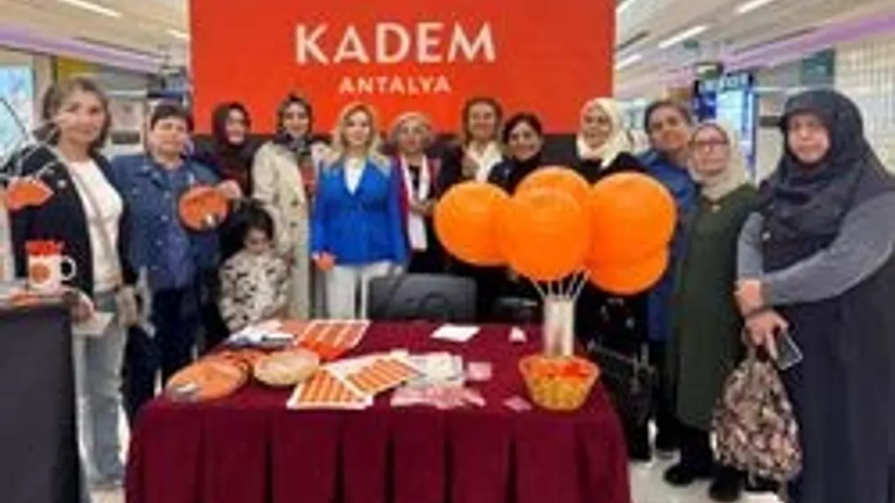 AK Parti Muratpaşa Kadın Kolları KADEM’de Turuncu Rozet Taktı