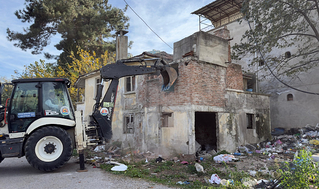 Atakum Belediyesi Metruk Yapıları Yıkarak Güvenlik Sağladı