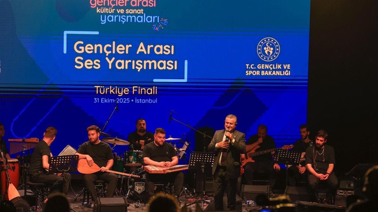 Gençlik ve Spor Bakanı Genç Yeteneklerle Şarkı Söyledi