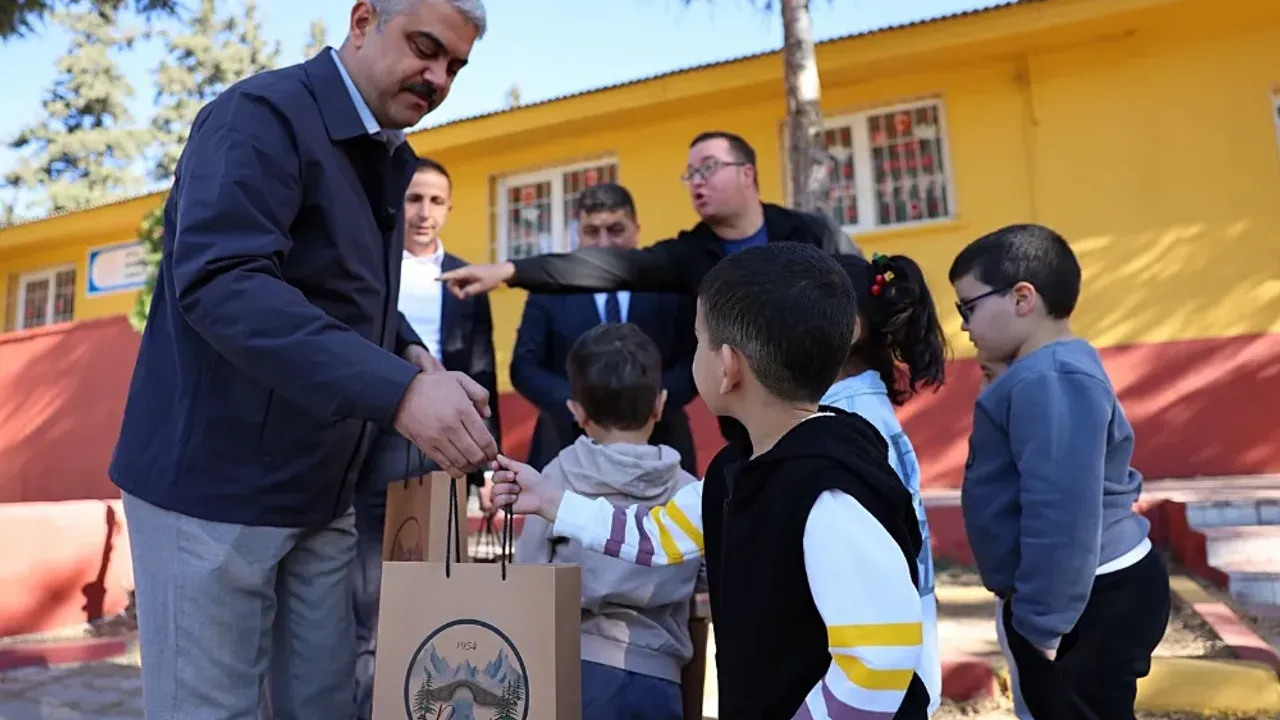 Pozantı’da Öğrencilere Kışlık Mont ve Ders Kitabı Desteği
