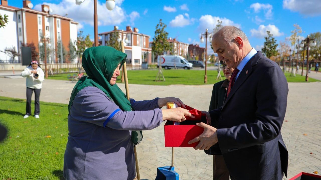 Rukiye Tuna’ya Bayrak ve İkramiye ile Sürpriz Ziyaret