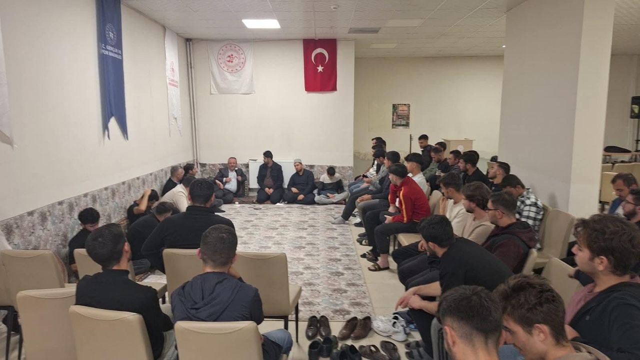 Kars’ta Gençlere Peygamber Efendimizin Hayatı Anlatıldı