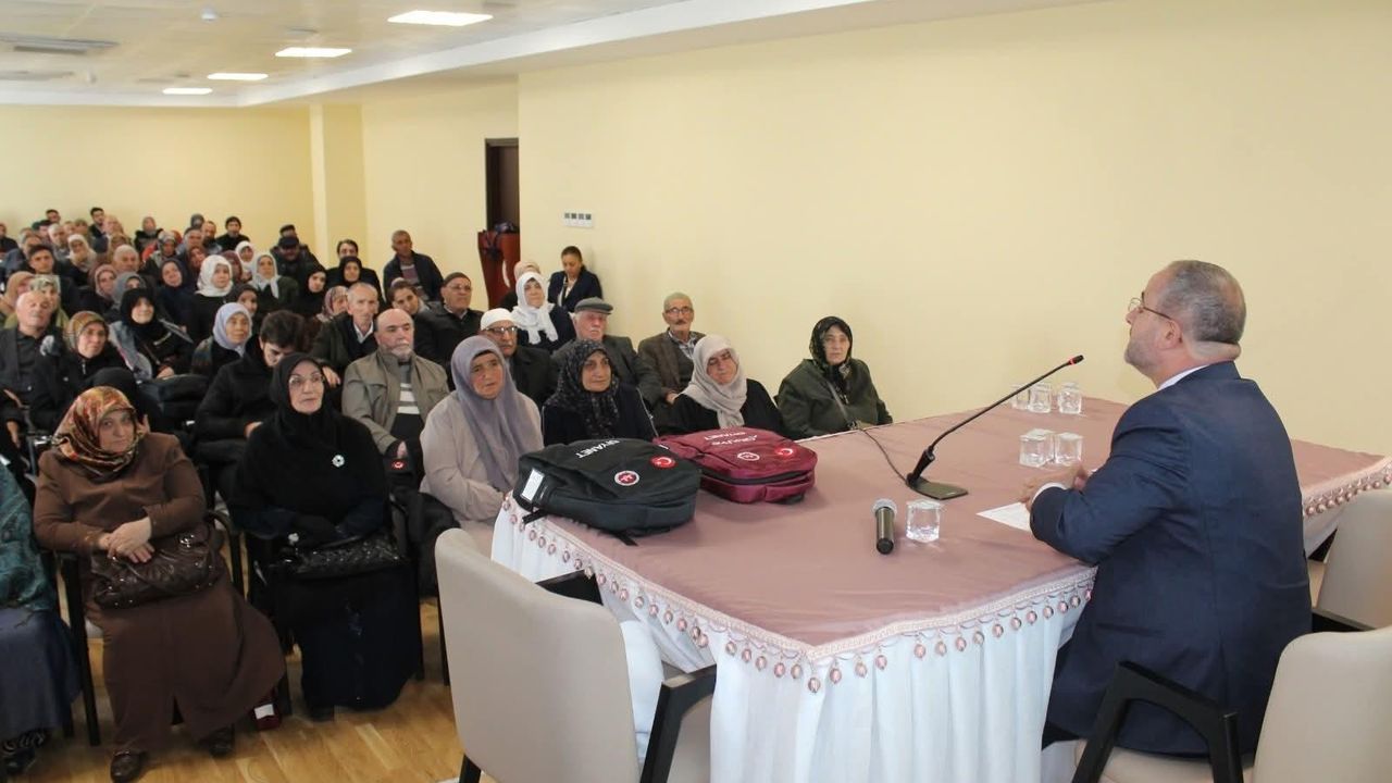 Kars’ta Umre Adaylarına Bilgilendirme Semineri Yapıldı
