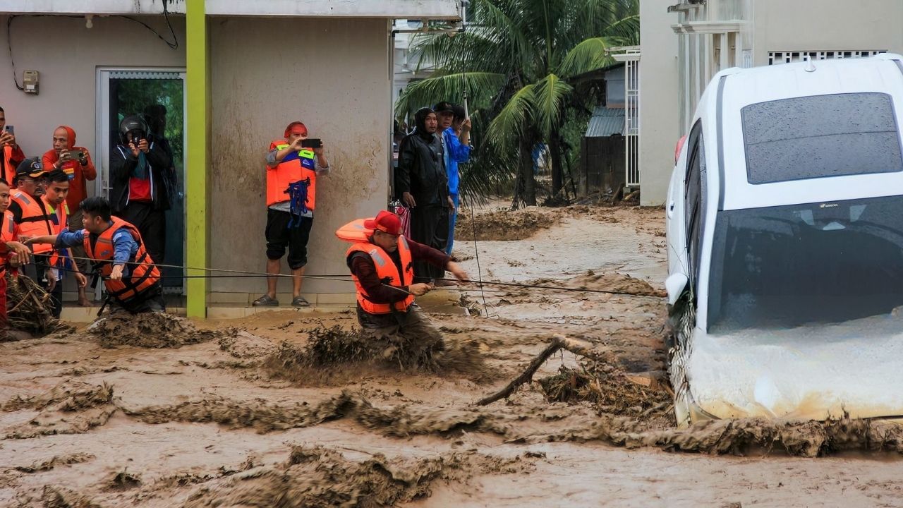 Endonezya’da Sel ve Toprak Kayması: 248 Can Kaybı