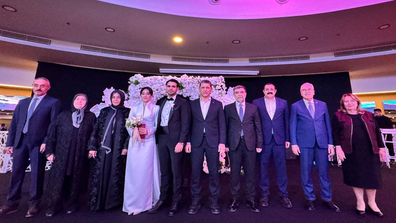 AK Parti Antalya Teşkilatı Mekteplioğlu Düğününde Buluştu