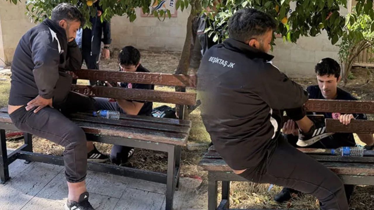 Antalya’da Cami Avlusunda Banka Sıkışan Kişi Kurtarıldı