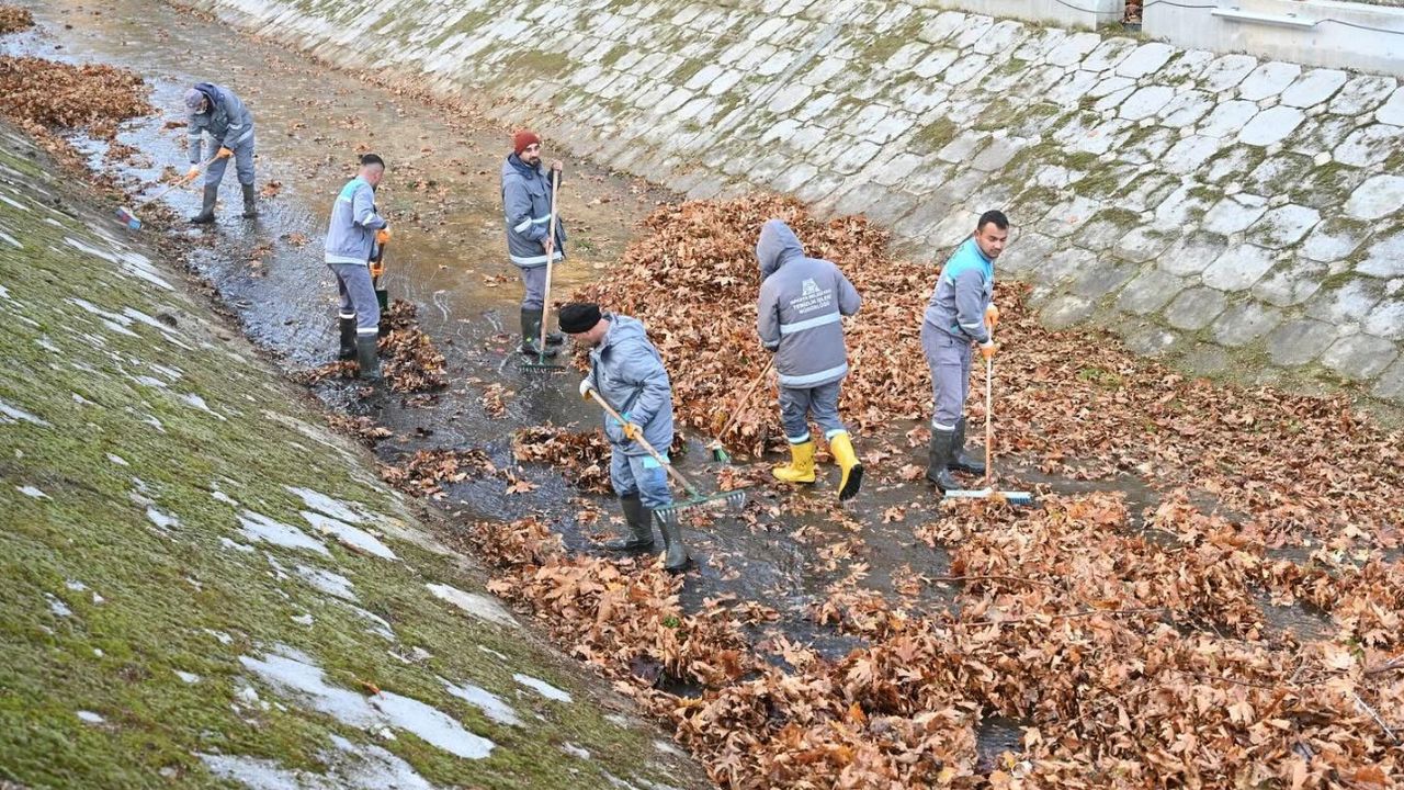 Isparta’da Çayboyu Kanalı Kapsamlı Temizlikten Geçti