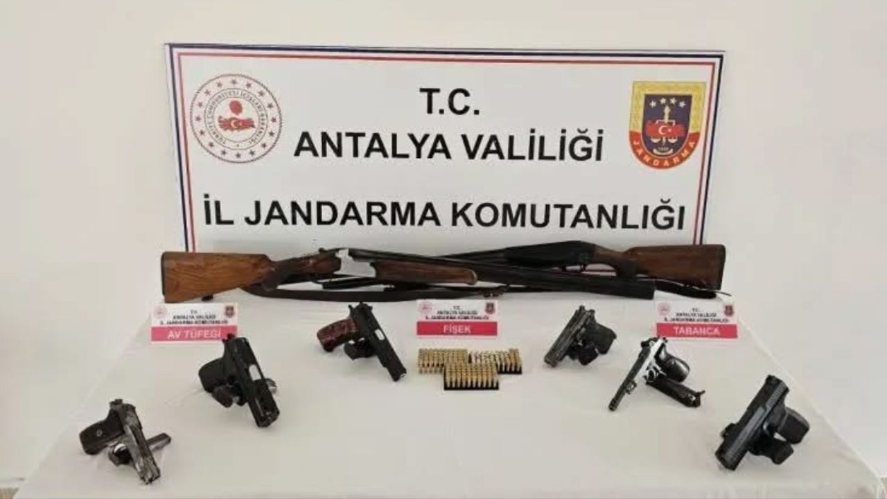 Antalya’da Ruhsatsız Silah ve Kaçak Tütün Operasyonu