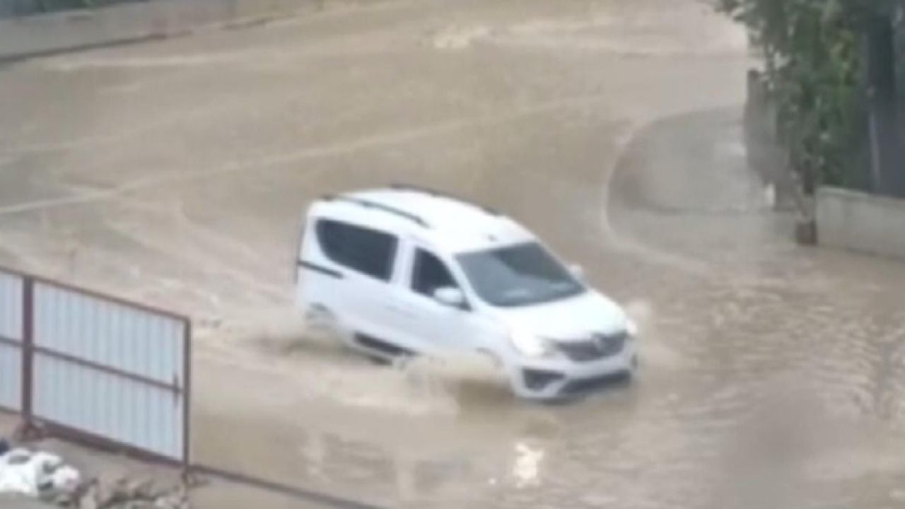 Dikili’de Sağanak Hayatı Olumsuz Etkiledi